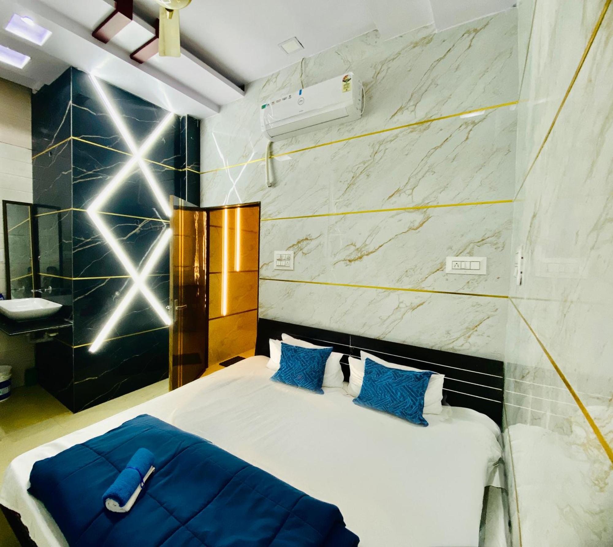 Hotel Mark Udždžain Exteriér fotografie